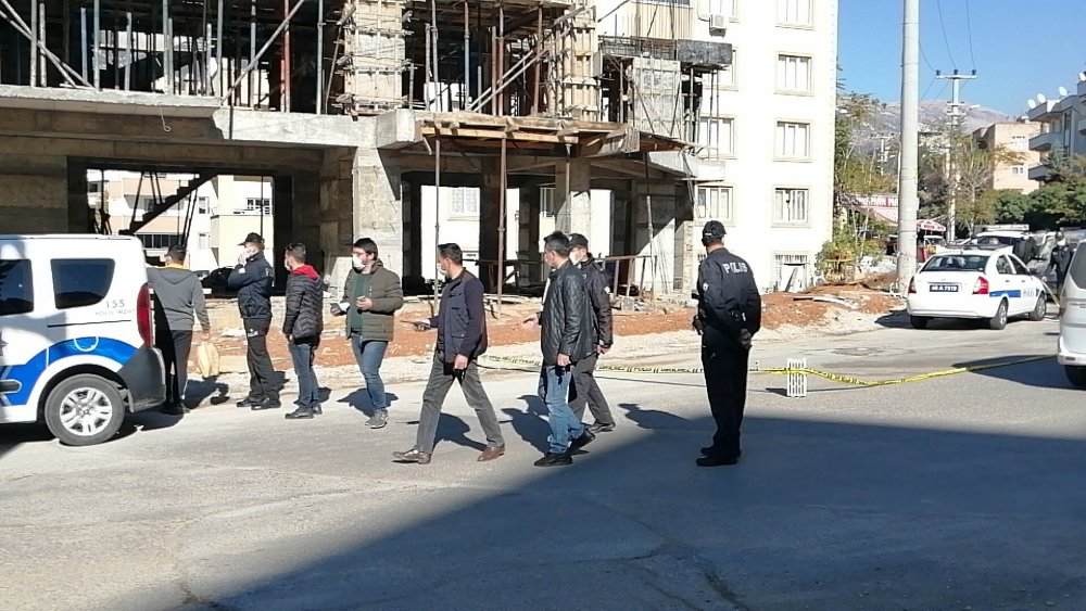 Sevgilisini rahatsız eden kişiyi ayaklarından vurdu