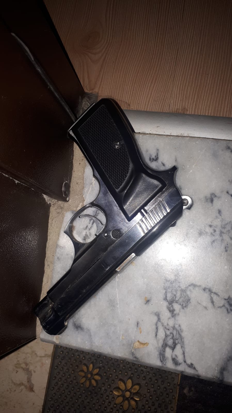 Sevgilisini rahatsız eden kişiyi ayaklarından vurdu