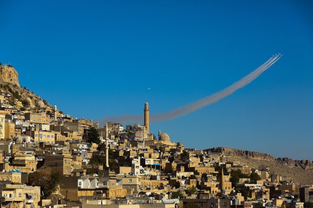 'Türk Yıldızları'ndan Mardin semalarında ay yıldızlı gösteri