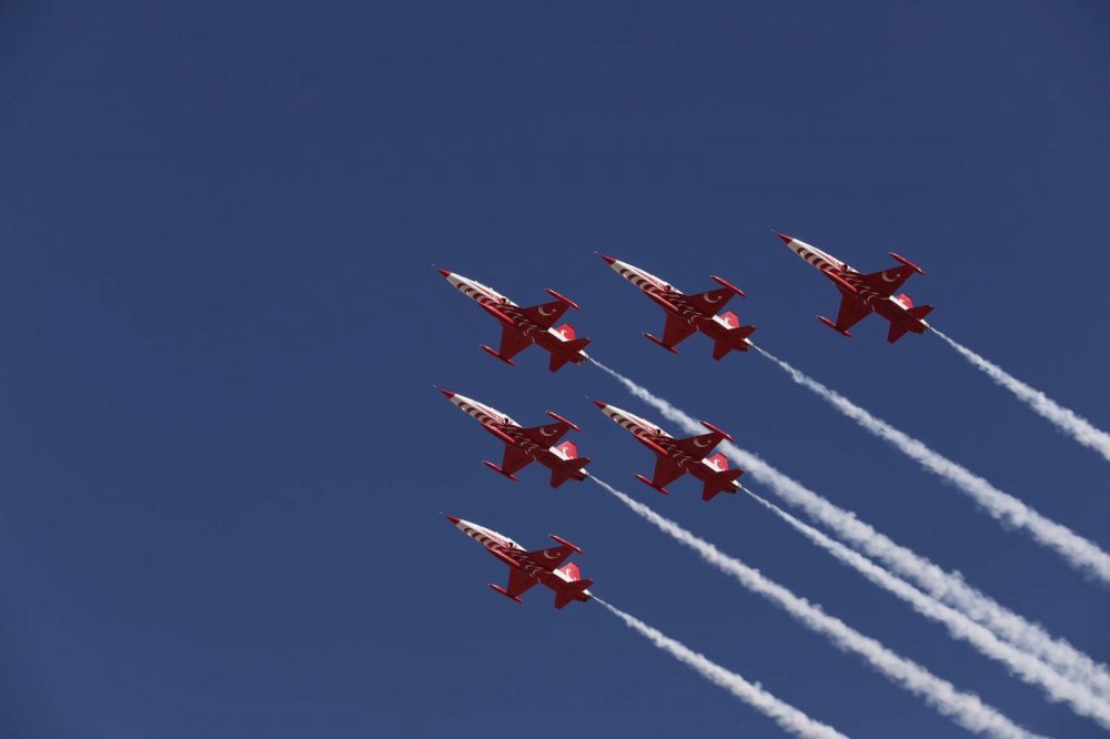 'Türk Yıldızları'ndan Mardin semalarında ay yıldızlı gösteri
