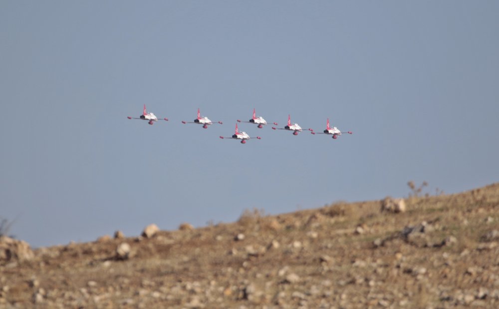 'Türk Yıldızları'ndan Mardin semalarında ay yıldızlı gösteri