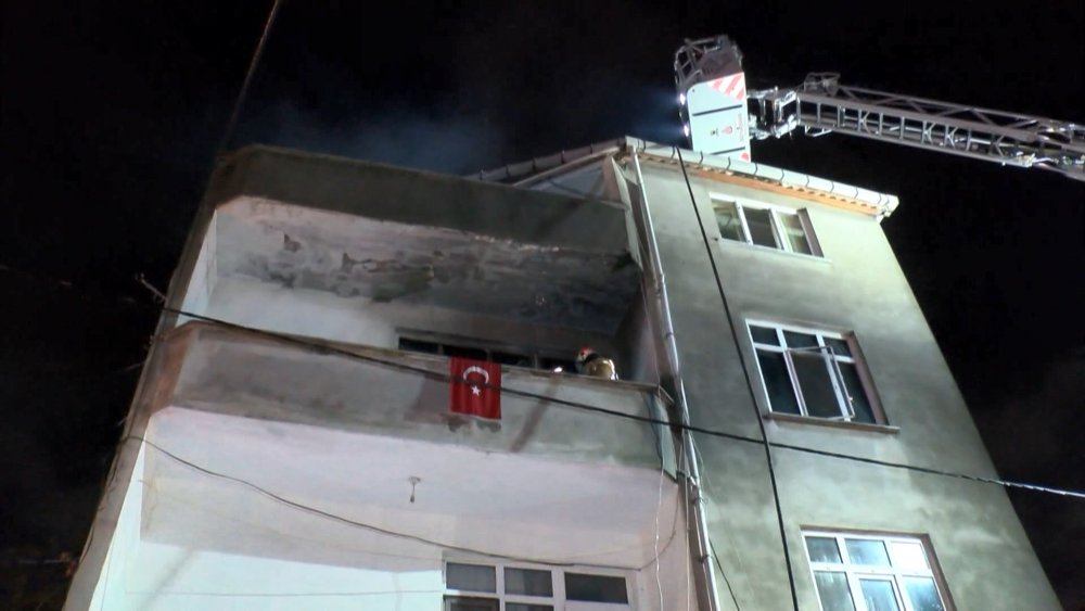 Ümraniye'de 3 katlı binada yangın paniği