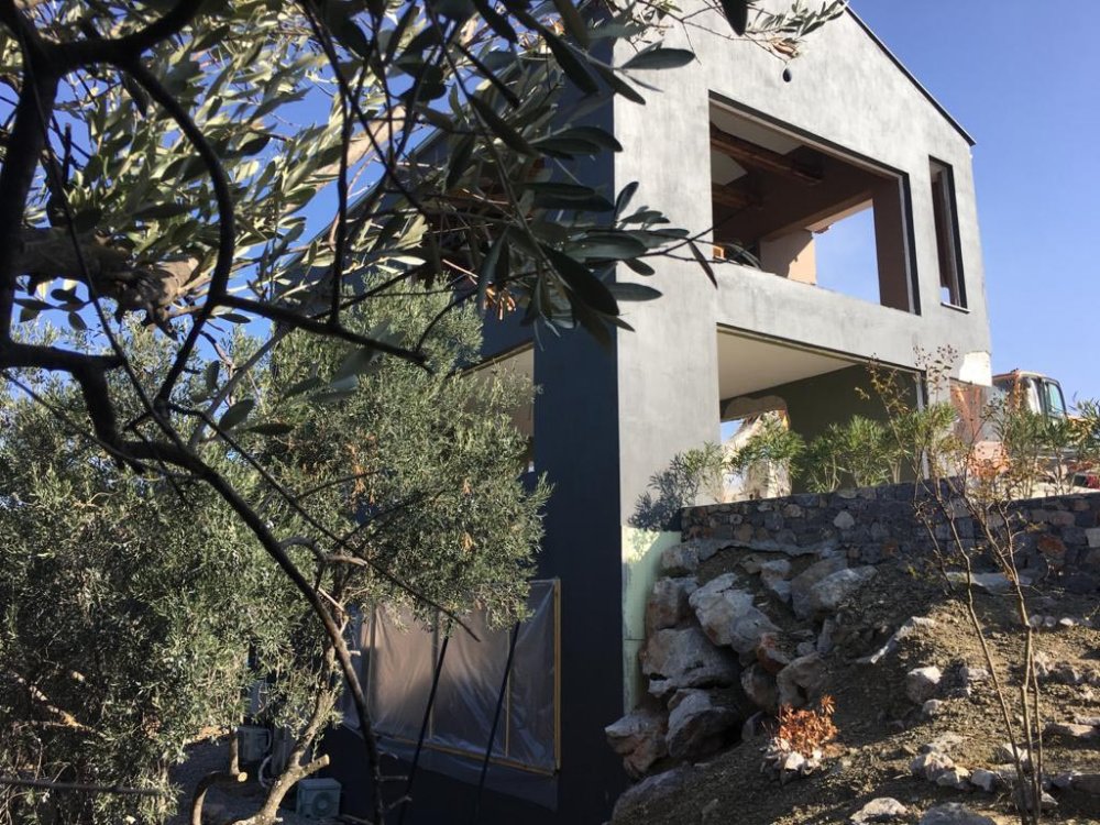 Dalaman'da sahibinin iki gün direndiği kaçak villa yıkıldı