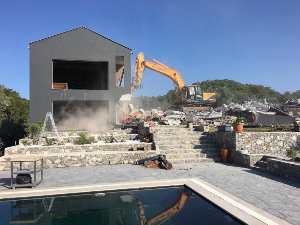 Dalaman'da sahibinin iki gün direndiği kaçak villa yıkıldı