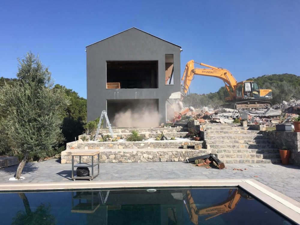 Dalaman'da sahibinin iki gün direndiği kaçak villa yıkıldı