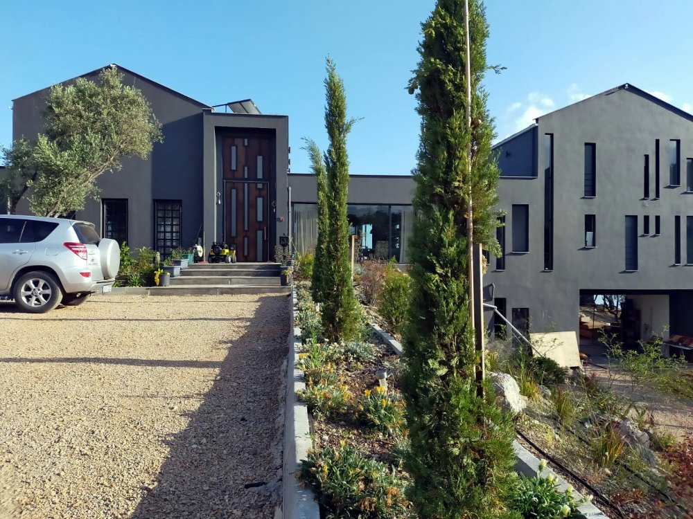 Dalaman'da sahibinin iki gün direndiği kaçak villa yıkıldı