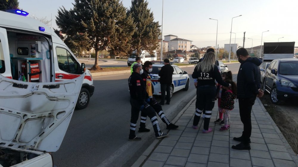 Kazada korkan kız kardeşleri, sağlık ekibi sakinleştirdi
