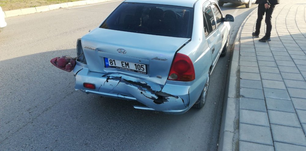 Kazada korkan kız kardeşleri, sağlık ekibi sakinleştirdi