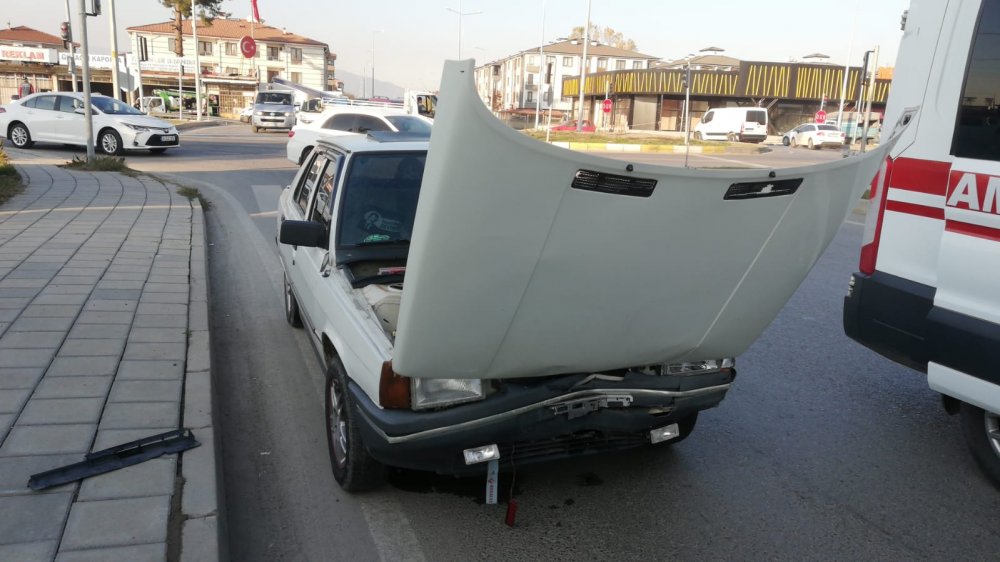Kazada korkan kız kardeşleri, sağlık ekibi sakinleştirdi