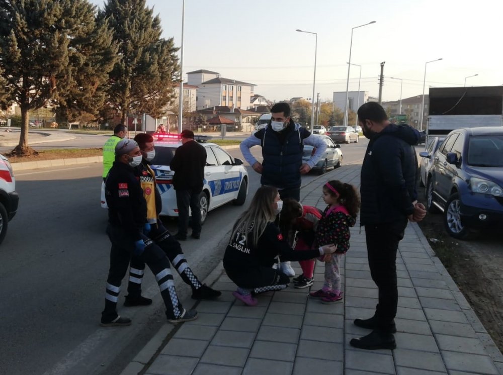 Kazada korkan kız kardeşleri, sağlık ekibi sakinleştirdi