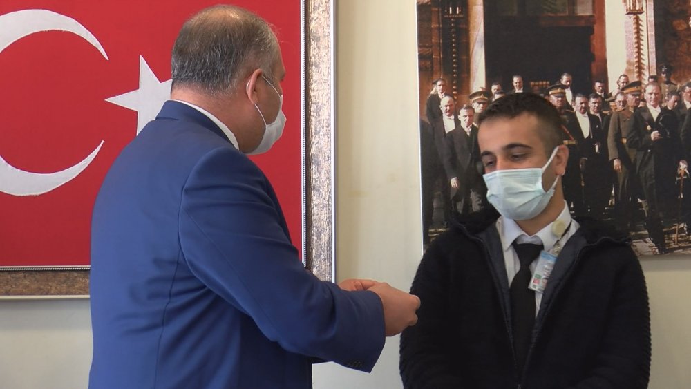 Bulduğu 300 bin Euro'yu sahibine ulaştıran taksi şoförüne çeyrek altın verildi