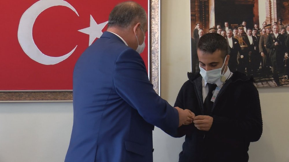 Bulduğu 300 bin Euro'yu sahibine ulaştıran taksi şoförüne çeyrek altın verildi