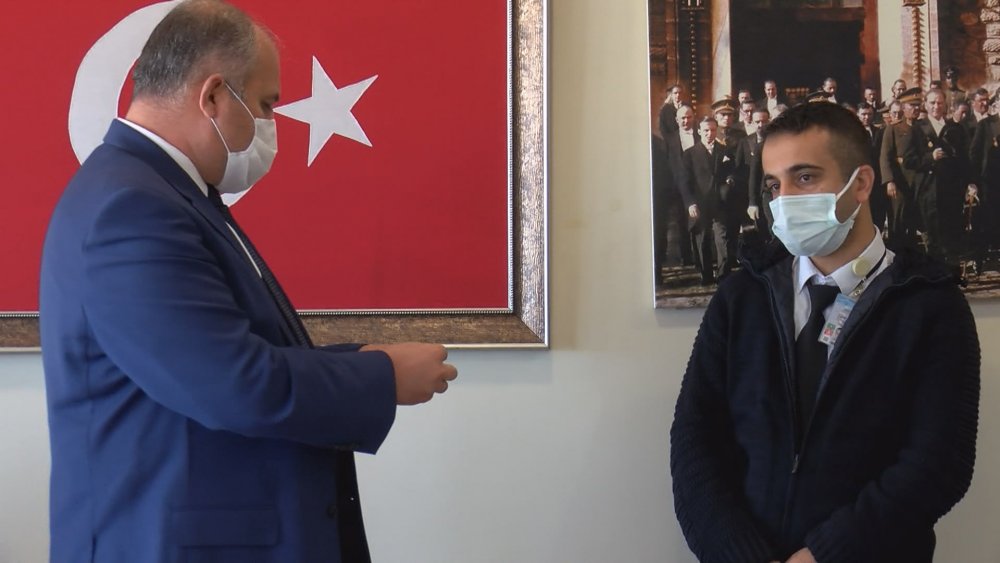 Bulduğu 300 bin Euro'yu sahibine ulaştıran taksi şoförüne çeyrek altın verildi
