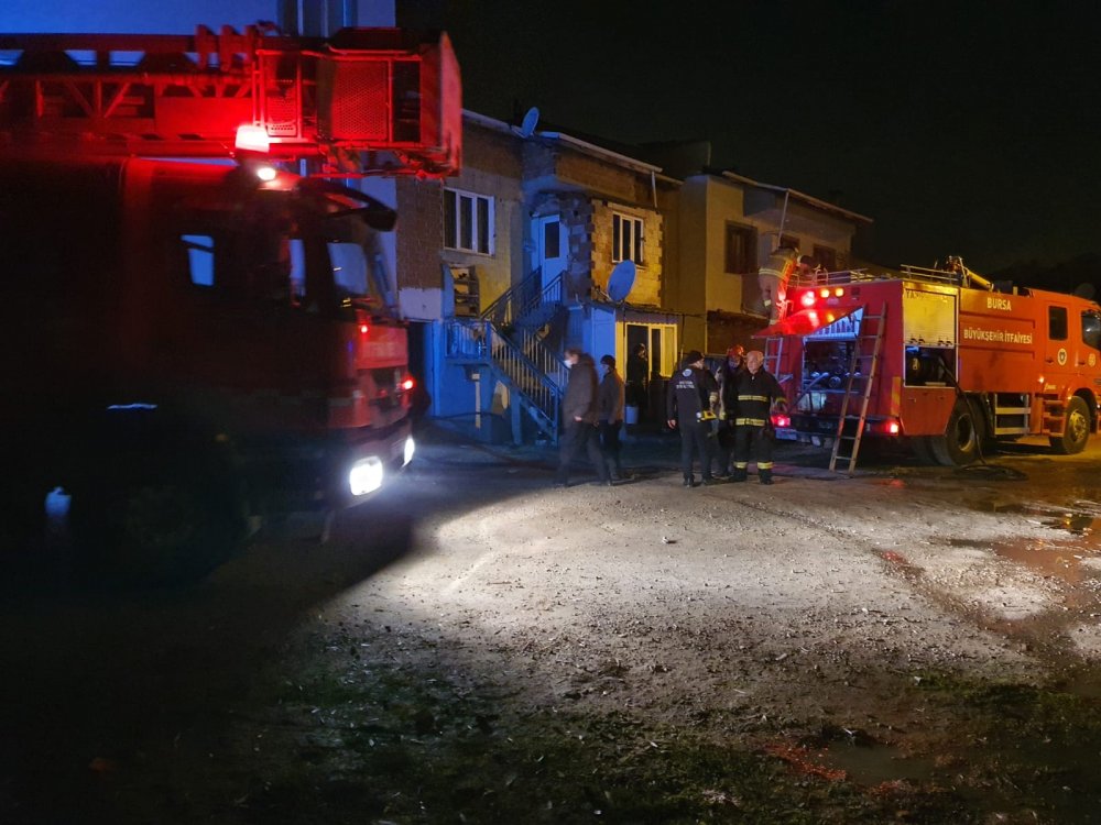 Yangına müdahale eden itfaiye eri çatıdan düştü