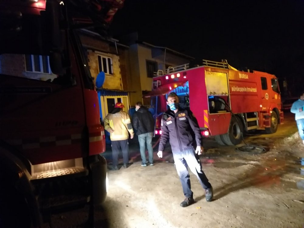 Yangına müdahale eden itfaiye eri çatıdan düştü