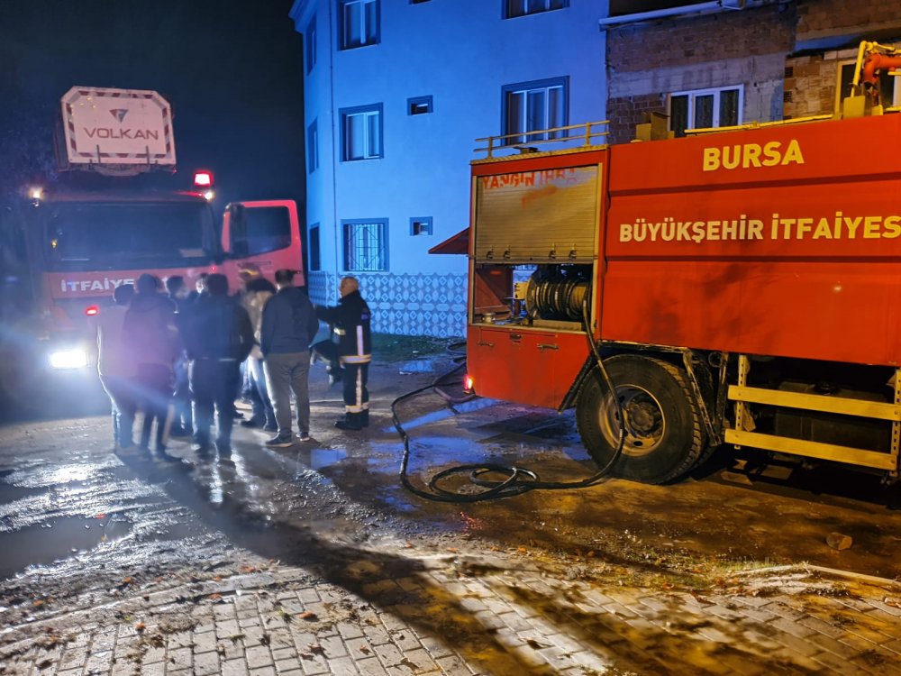 Yangına müdahale eden itfaiye eri çatıdan düştü