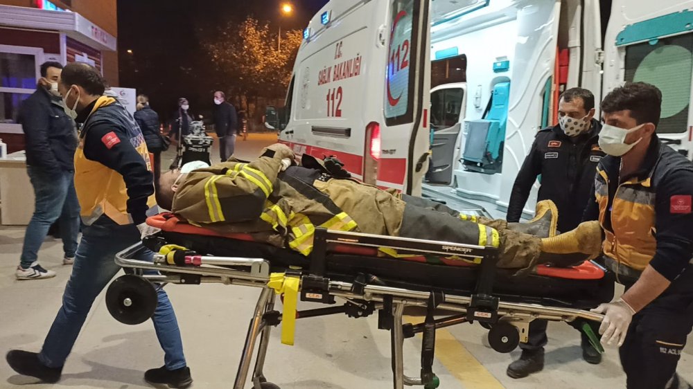 Yangına müdahale eden itfaiye eri çatıdan düştü