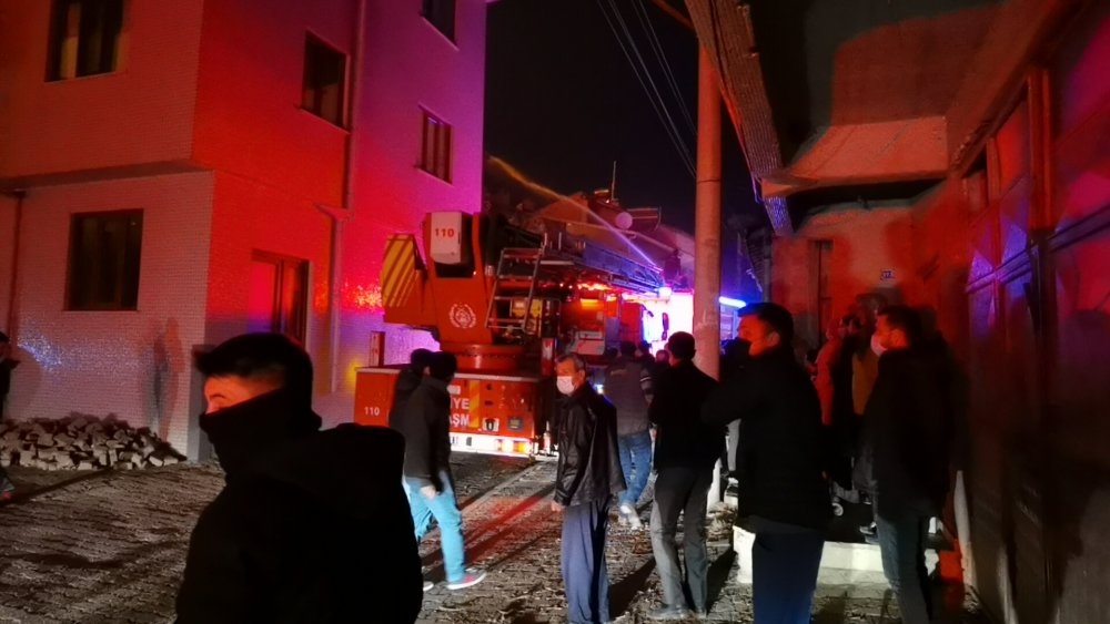Apartmanın en üst katında yangın çıktı, yatağa bağımlı kadın son anda kurtarıldı