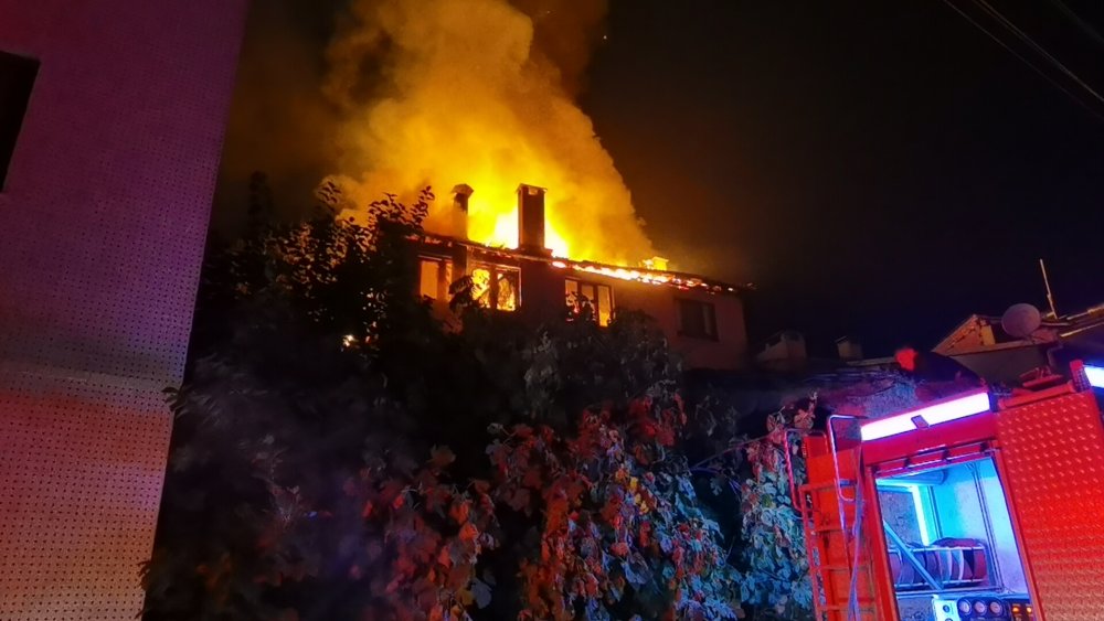 Apartmanın en üst katında yangın çıktı, yatağa bağımlı kadın son anda kurtarıldı