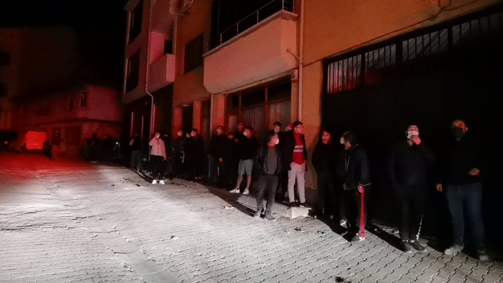 Apartmanın en üst katında yangın çıktı, yatağa bağımlı kadın son anda kurtarıldı