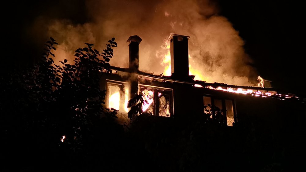 Apartmanın en üst katında yangın çıktı, yatağa bağımlı kadın son anda kurtarıldı