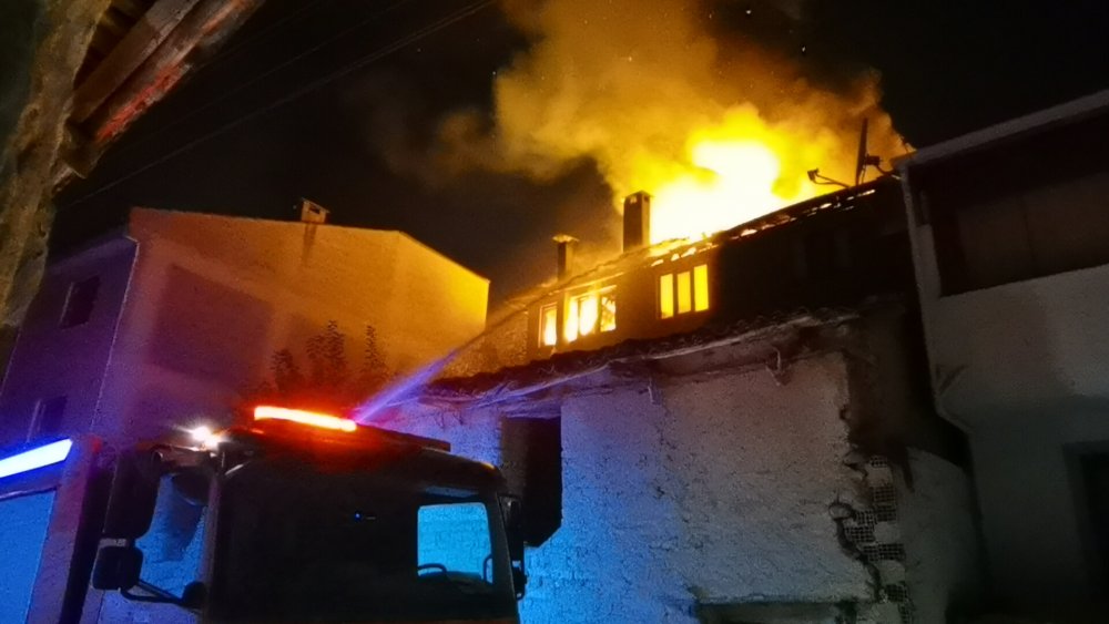 Apartmanın en üst katında yangın çıktı, yatağa bağımlı kadın son anda kurtarıldı