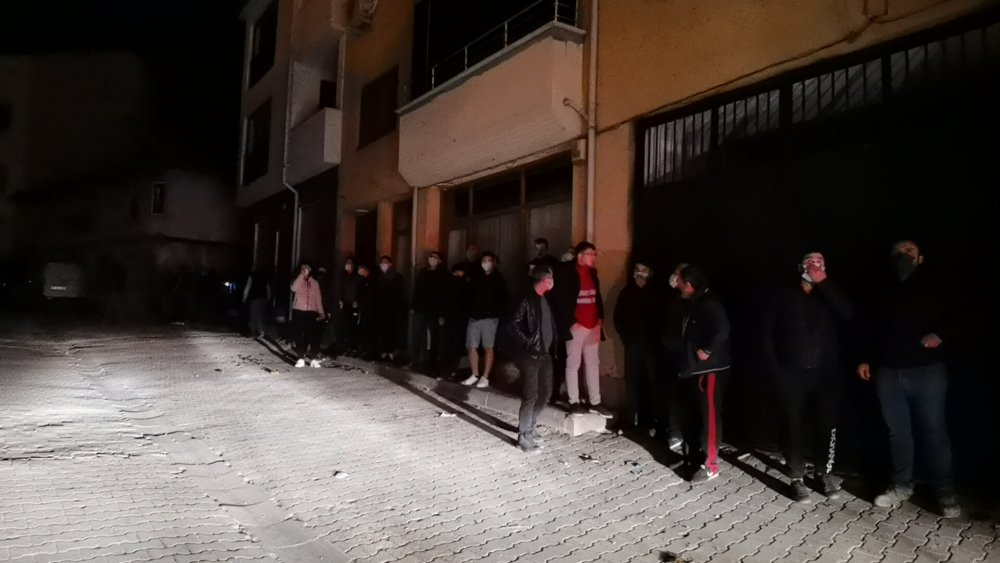 Apartmanın en üst katında yangın çıktı, yatağa bağımlı kadın son anda kurtarıldı