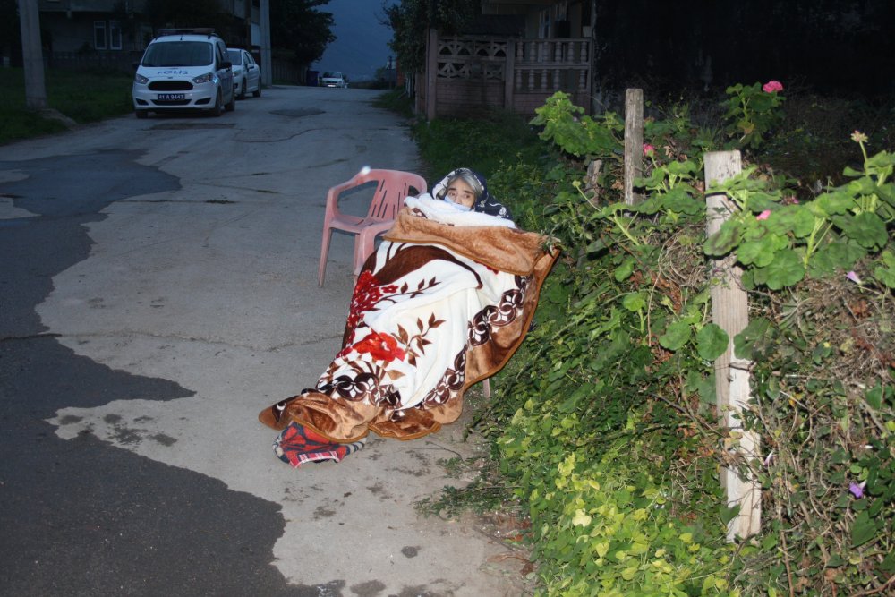 Eşini ve kızını ölümden kurtardı 