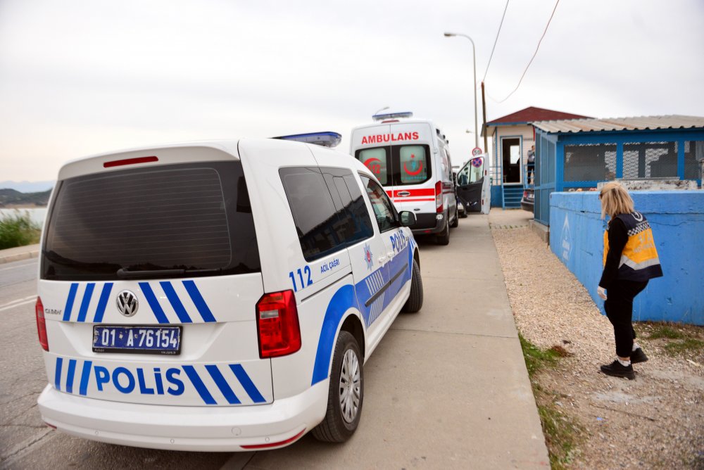 Gölde mahsur kalan uçurtma sörfçüsü, polisin yardımıyla karaya çıktı