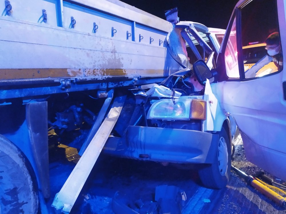 Minibüs, kırmızı ışıkta bekleyen TIR’a arkadan çarptı: 1 ölü, 1 yaralı