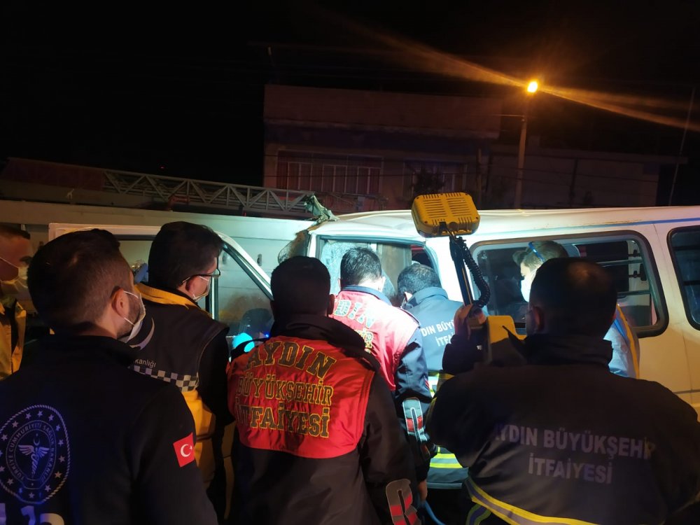 Minibüs, kırmızı ışıkta bekleyen TIR’a arkadan çarptı: 1 ölü, 1 yaralı