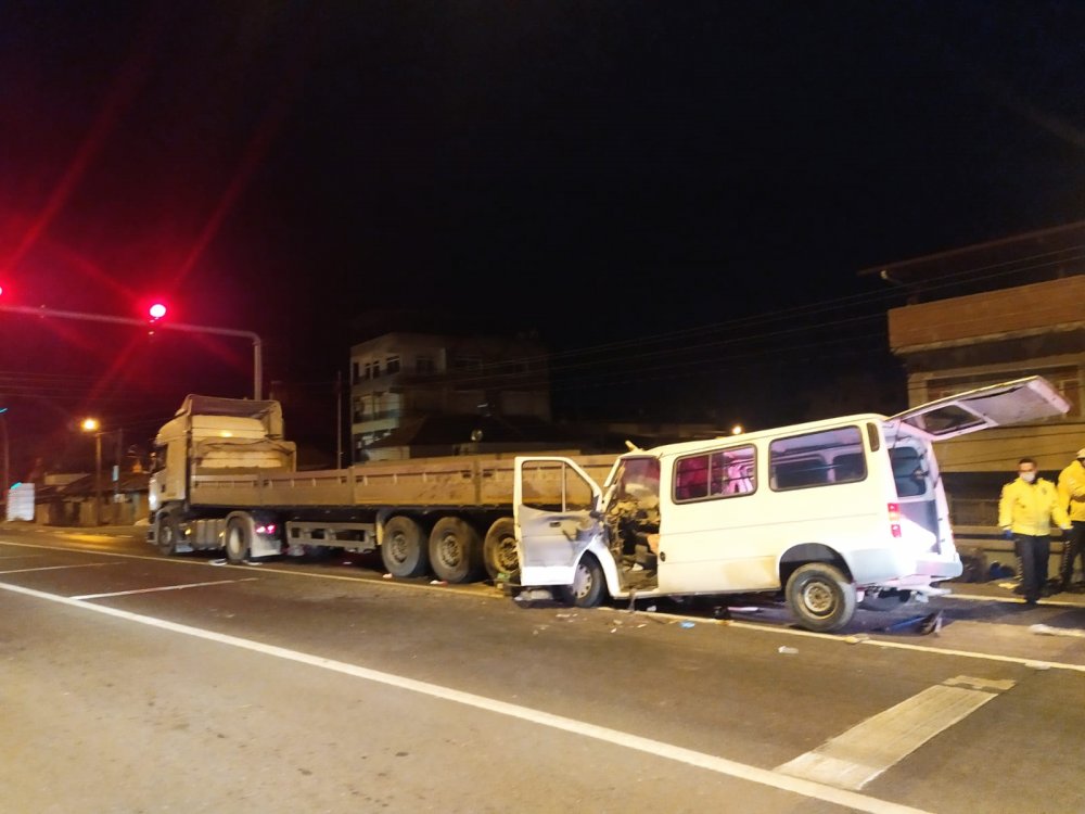 Minibüs, kırmızı ışıkta bekleyen TIR’a arkadan çarptı: 1 ölü, 1 yaralı