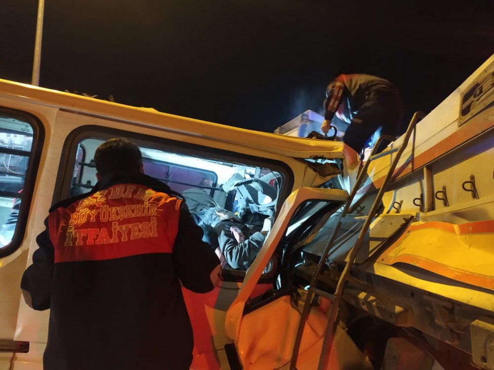 Minibüs, kırmızı ışıkta bekleyen TIR’a arkadan çarptı: 1 ölü, 1 yaralı