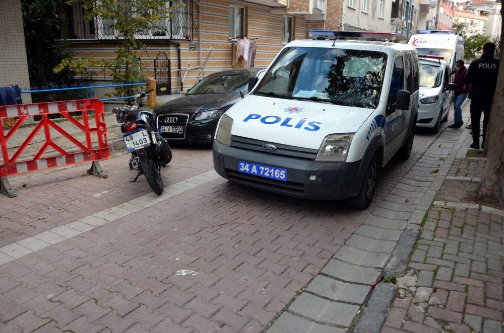 Avcılar'da motosiklet otomobilin açılan kapısına çarptı