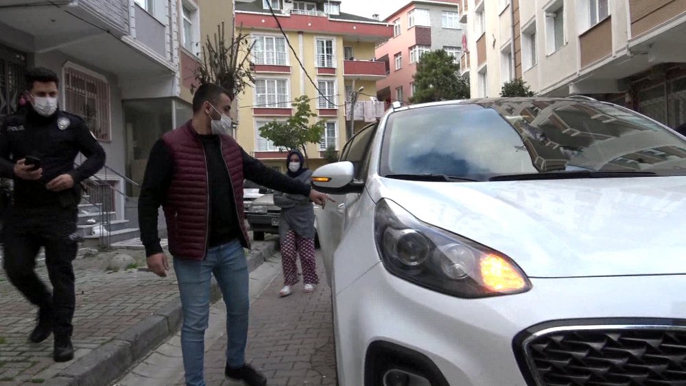Avcılar'da motosiklet otomobilin açılan kapısına çarptı