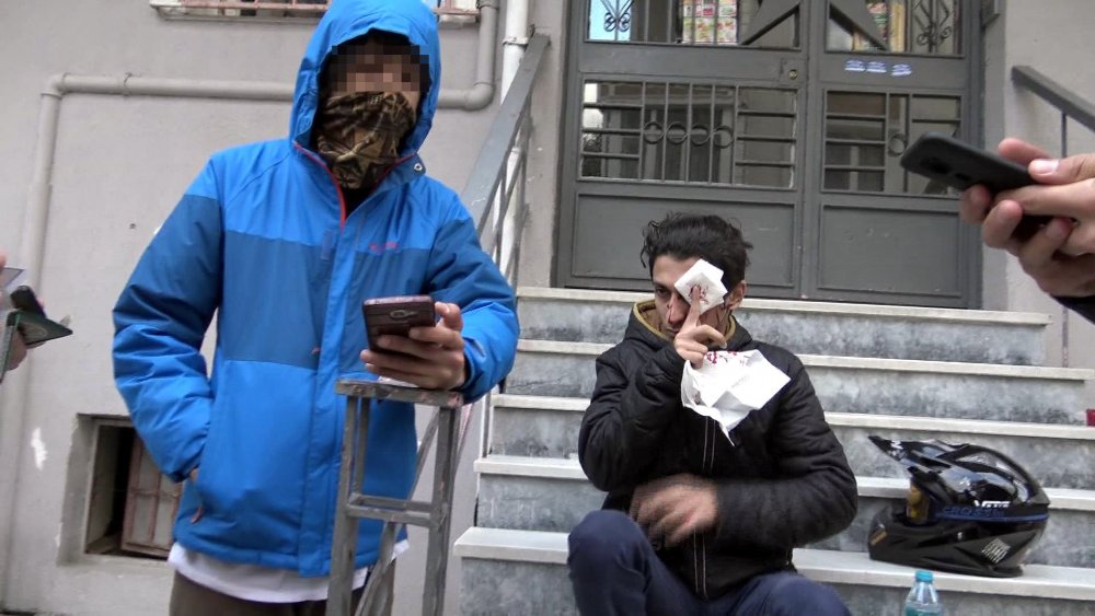 Avcılar'da motosiklet otomobilin açılan kapısına çarptı