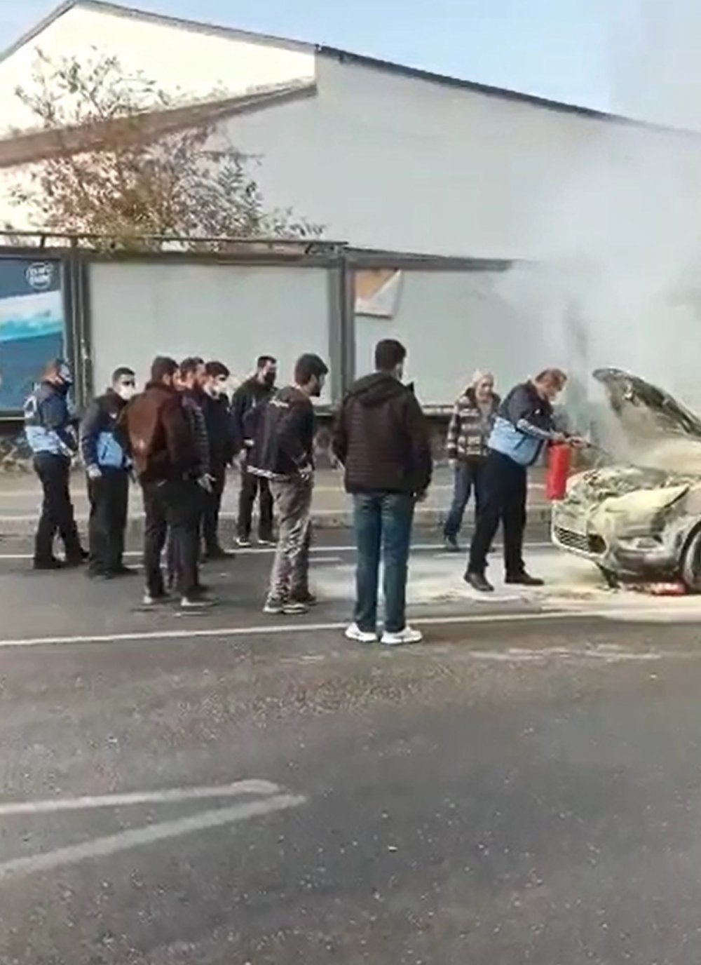 Hareket halinde alev alan otomobili, zabıta ekipleri söndürdü