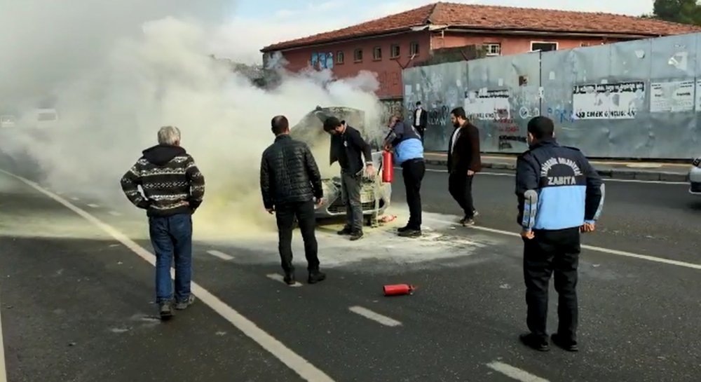 Hareket halinde alev alan otomobili, zabıta ekipleri söndürdü