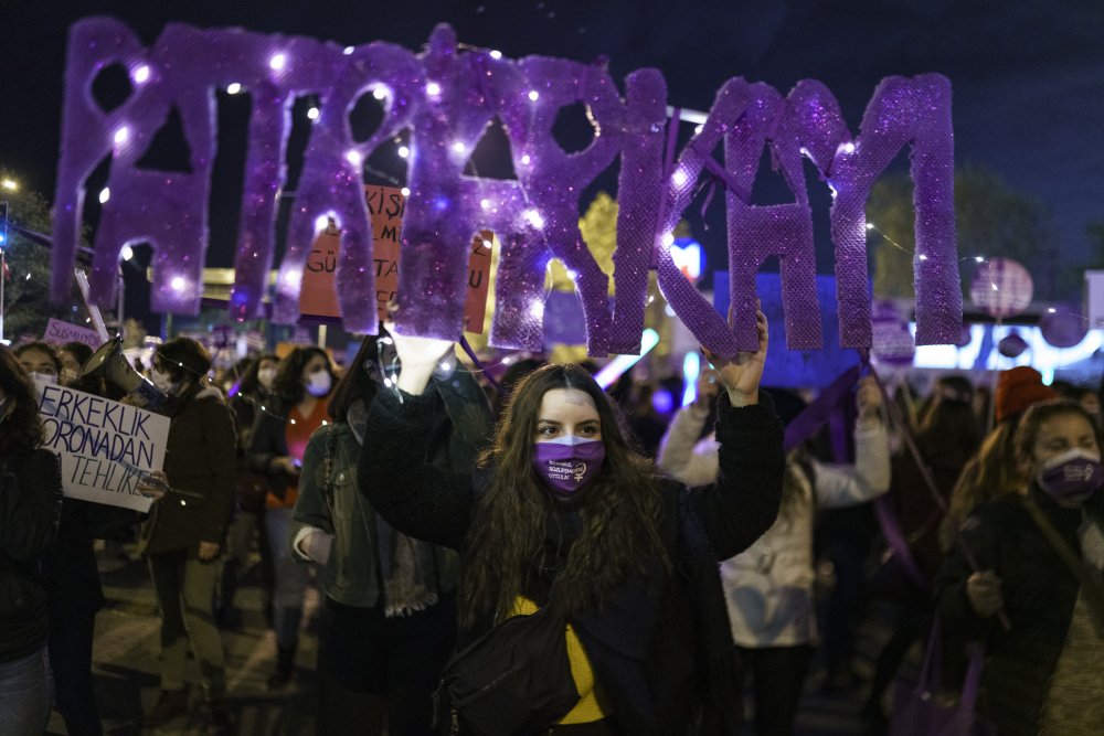 Kadıköy'de "Kadına Şiddetle Mücadele Günü"nde eylem