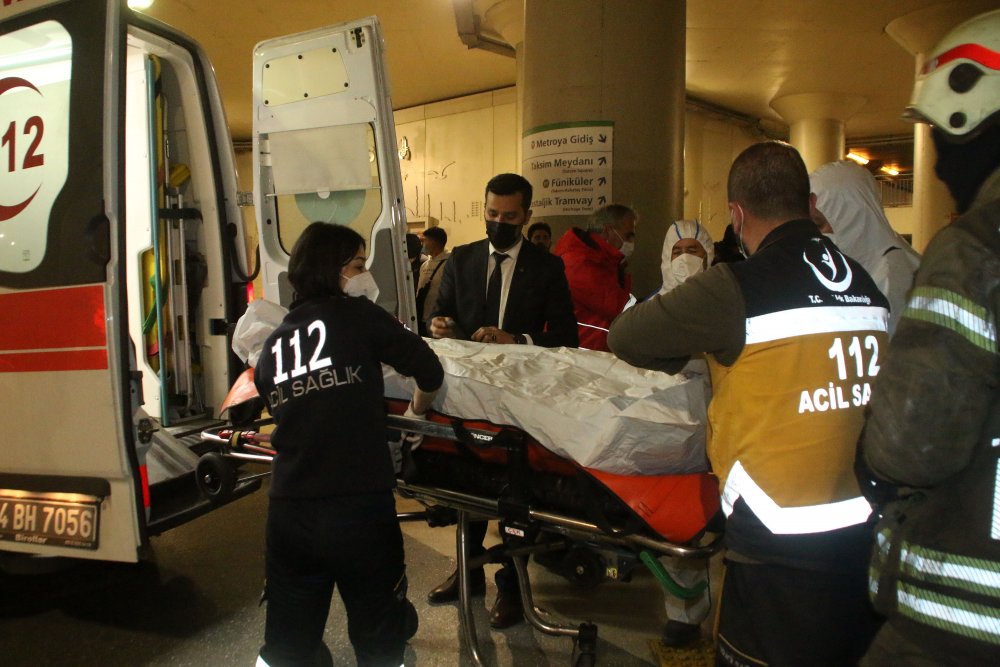 Taksim Metro İstasyonu'nda raylara atlayan kişi öldü