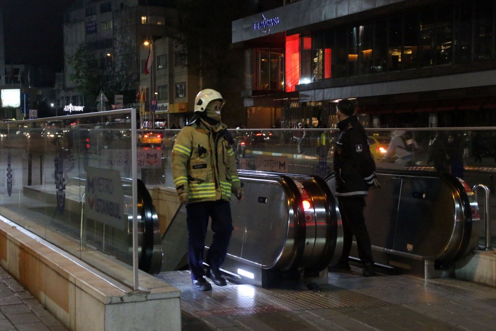 Taksim Metro İstasyonu'nda raylara atlayan kişi öldü