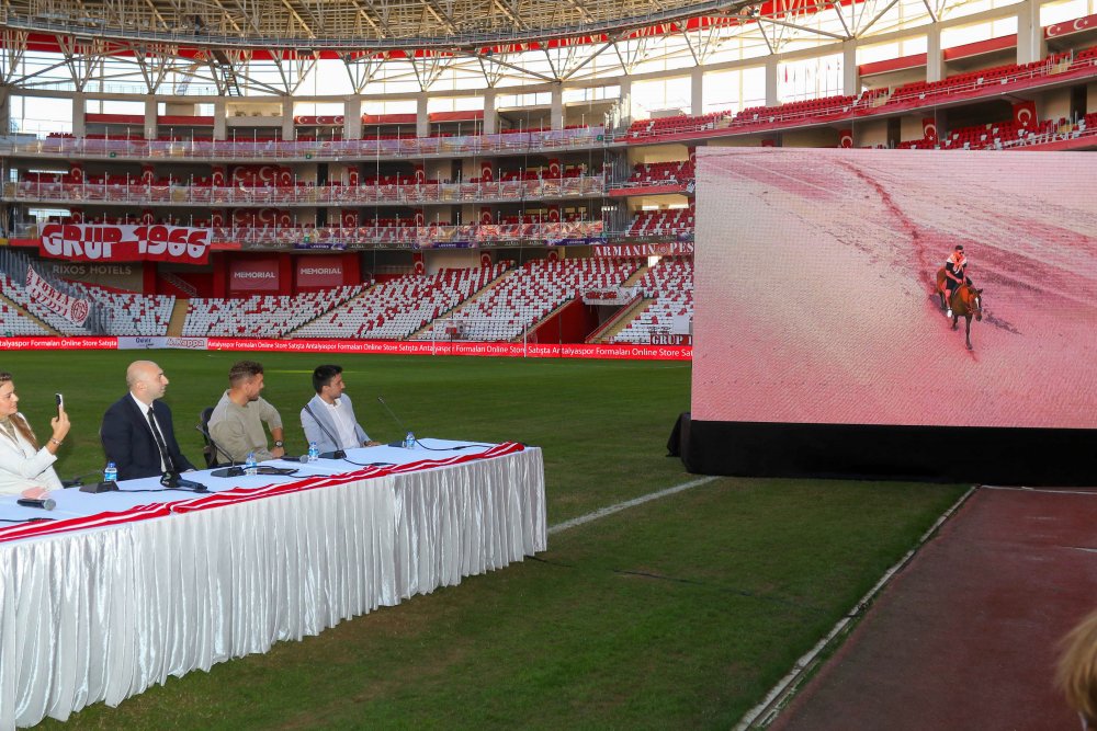 Yıldız futbolcu tanıtım elçisi oldu