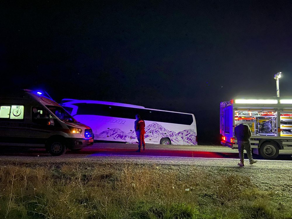 Afyonkarahisar'da otobüsle minibüs çarpıştı: 1 ölü, 2'si çocuk 5 yaralı