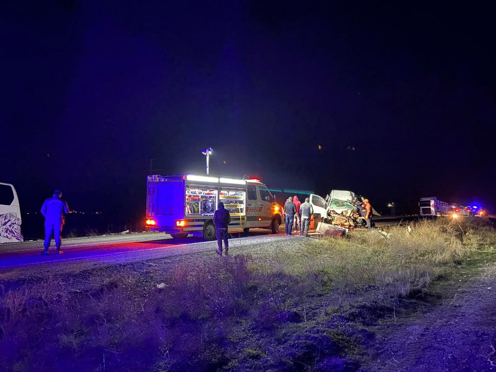 Afyonkarahisar'da otobüsle minibüs çarpıştı: 1 ölü, 2'si çocuk 5 yaralı
