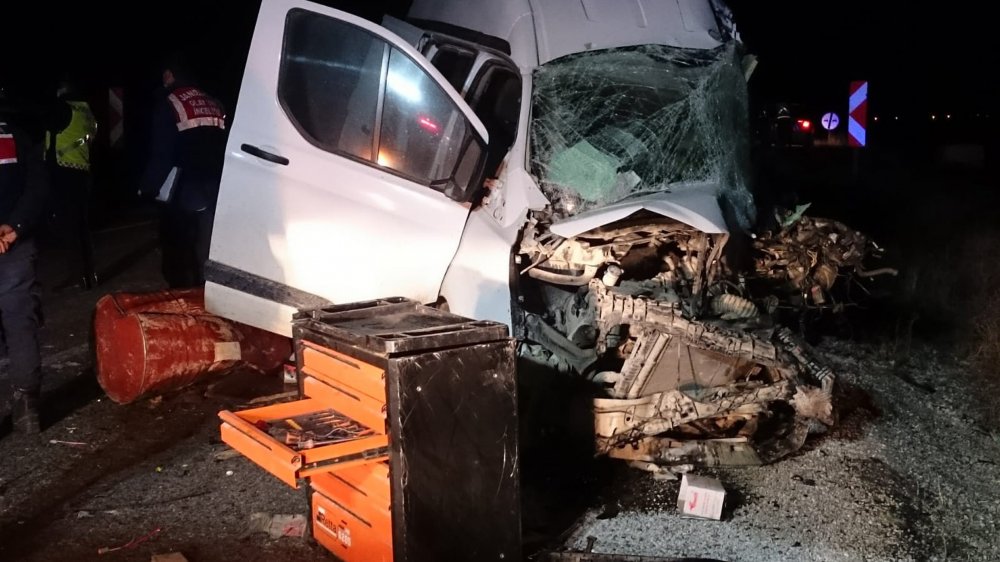 Afyonkarahisar'da otobüsle minibüs çarpıştı: 1 ölü, 2'si çocuk 5 yaralı