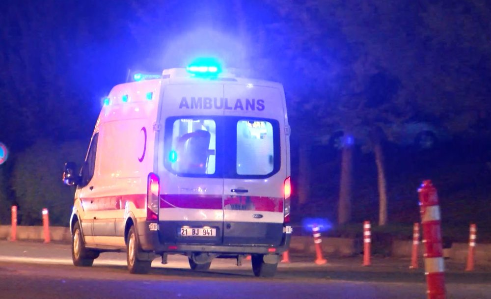 Diyarbakır’da 'dur' ihtarına uymayan sürücü, polise çarpıp yaraladı