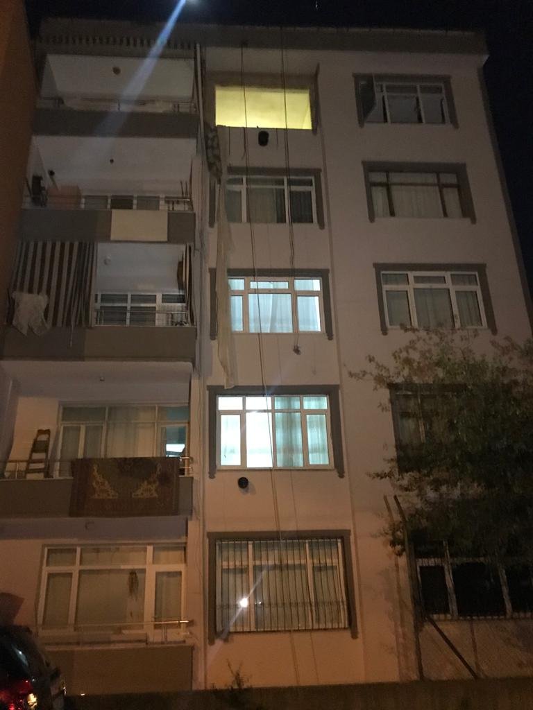 Doğal gaz patlaması apartman sakinlerine korku yaşattı