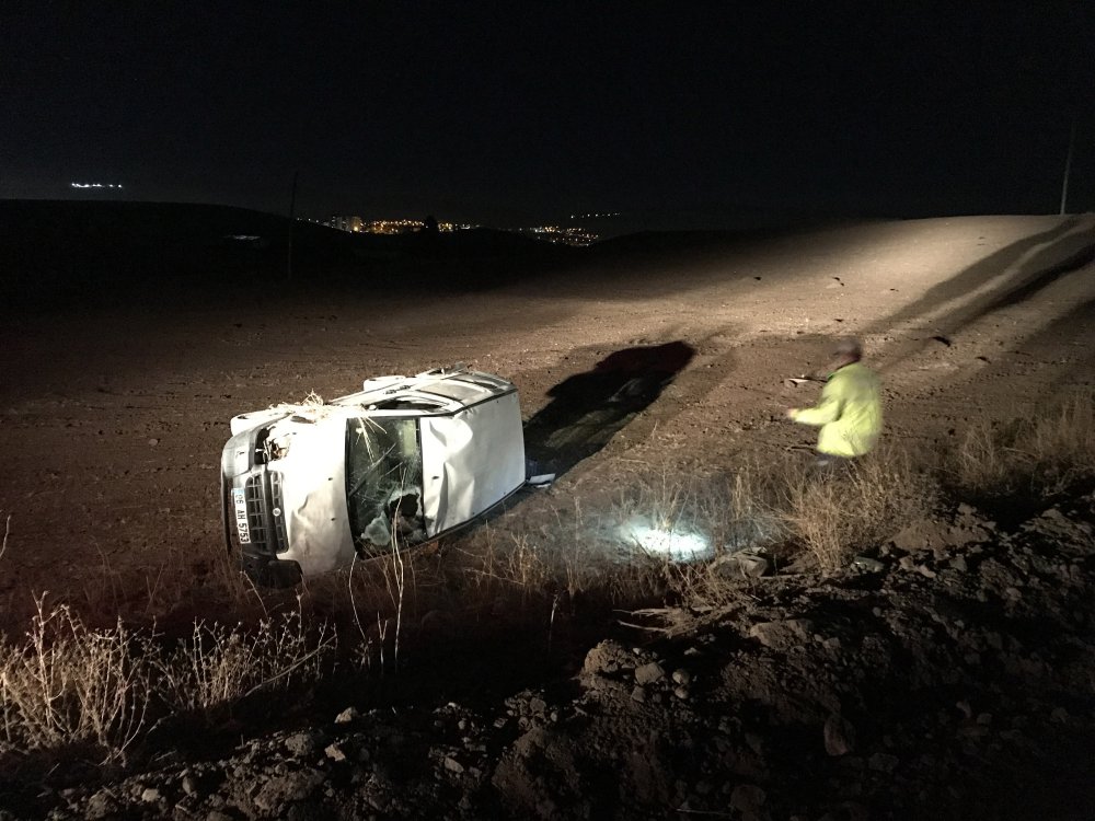 Hafif ticari araç devrildi: 5 yaralı