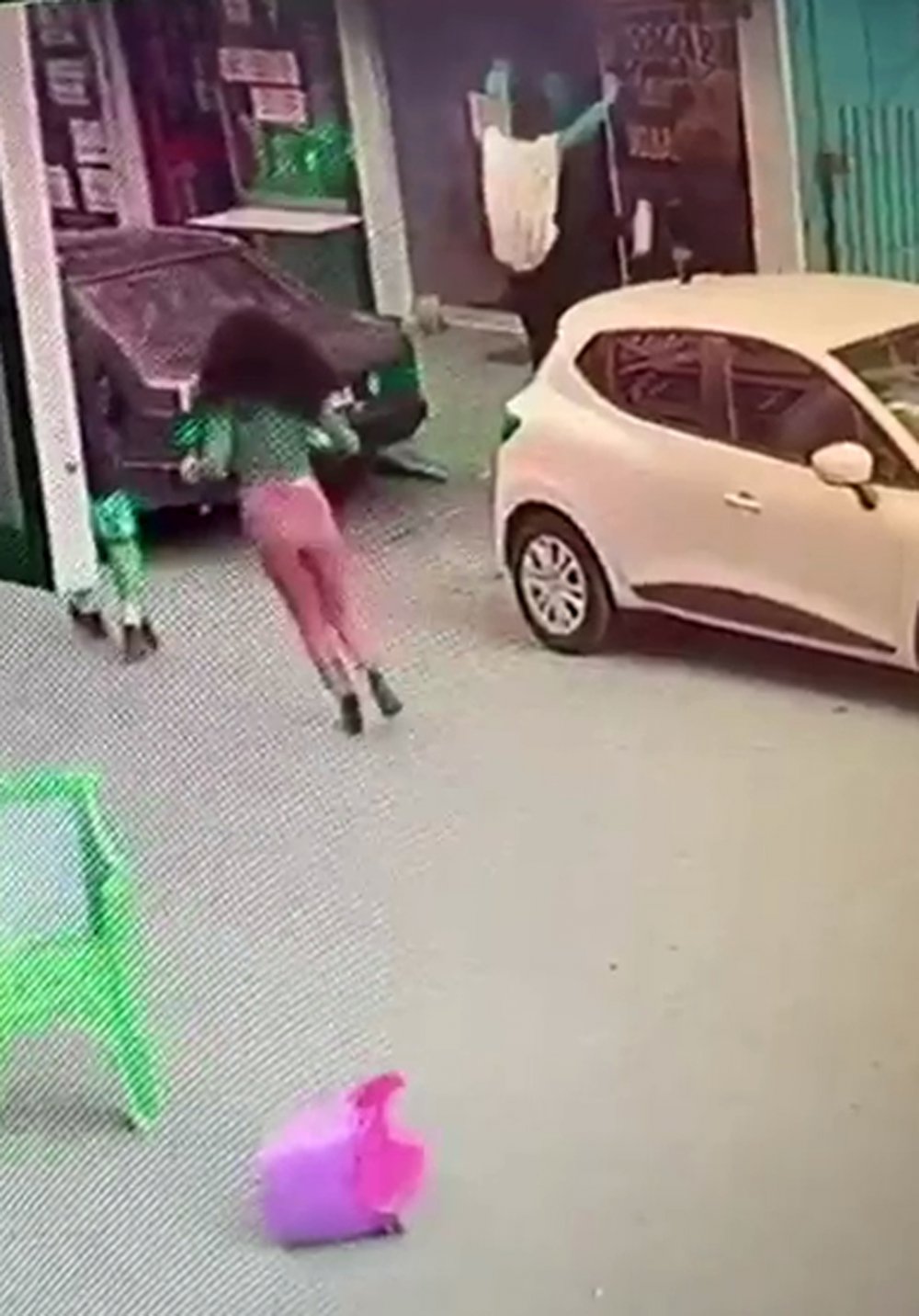 Kaçan hırsızı 'uçan tekme'yle durdurdu, dövülmesine üzüldü