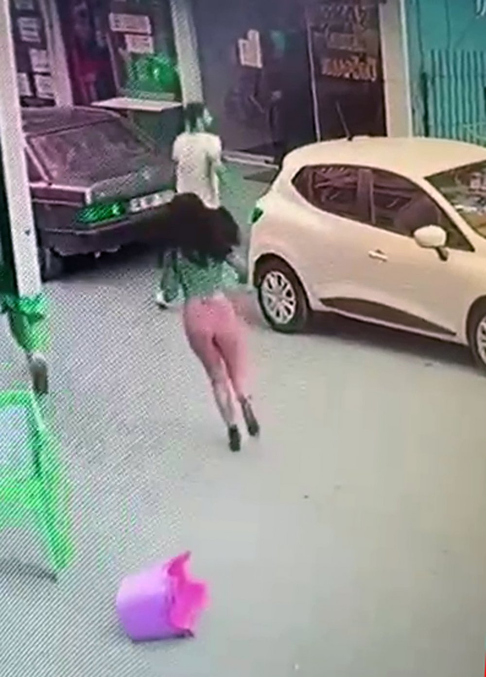 Kaçan hırsızı 'uçan tekme'yle durdurdu, dövülmesine üzüldü